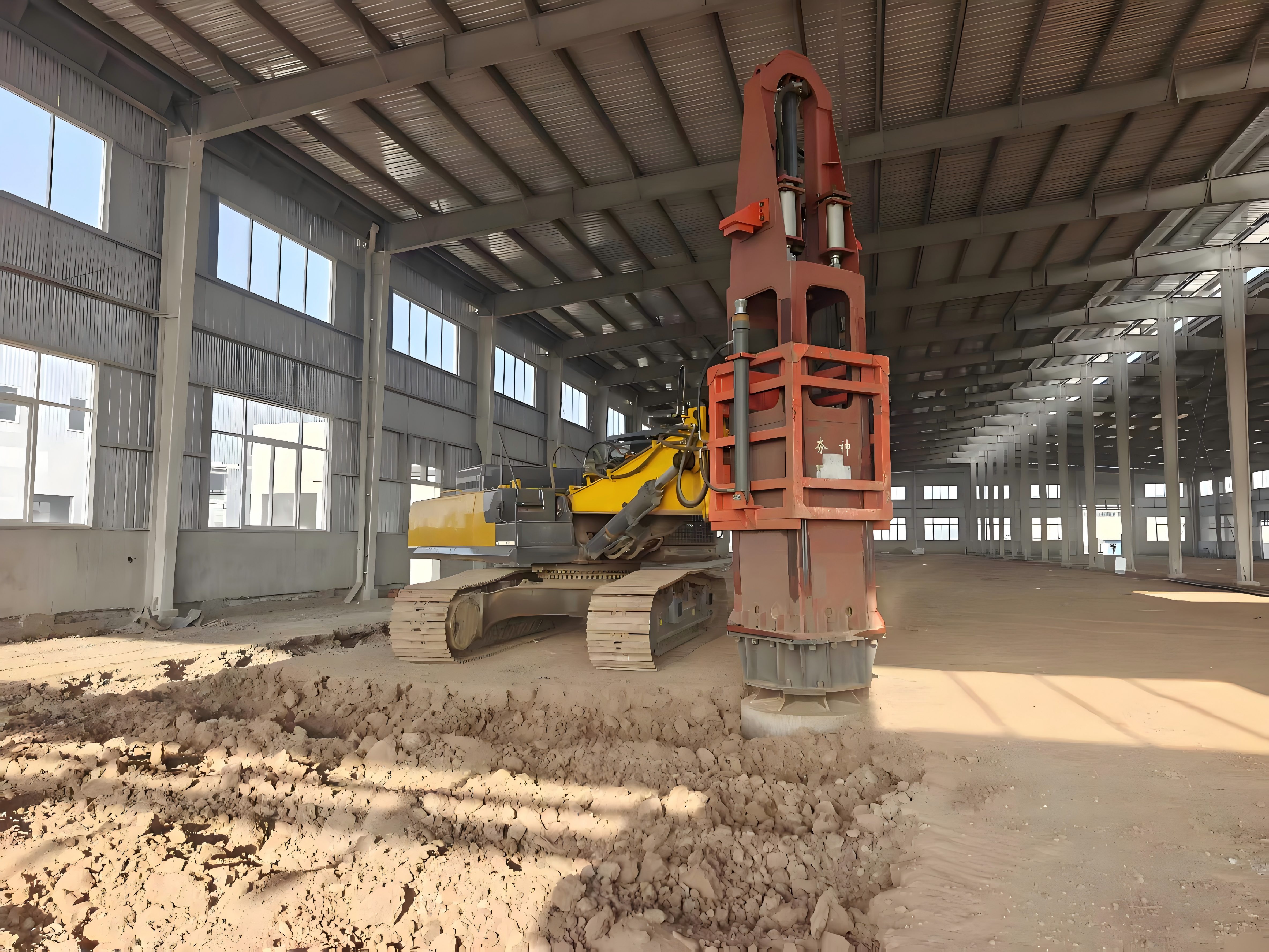 hc240挖掘機液壓夯實機 16噸落錘 在重慶某廠房進行地基夯實作業